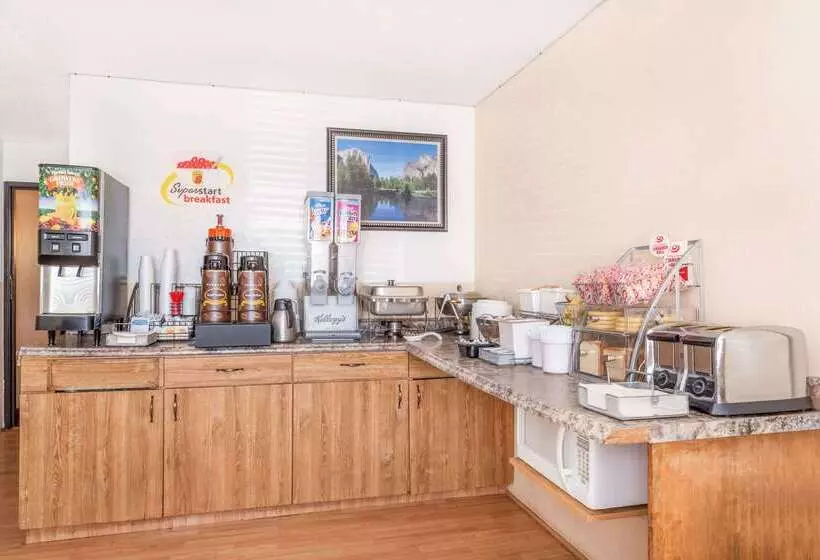 Motel Super 8 By Wyndham Montgomery Maybrook