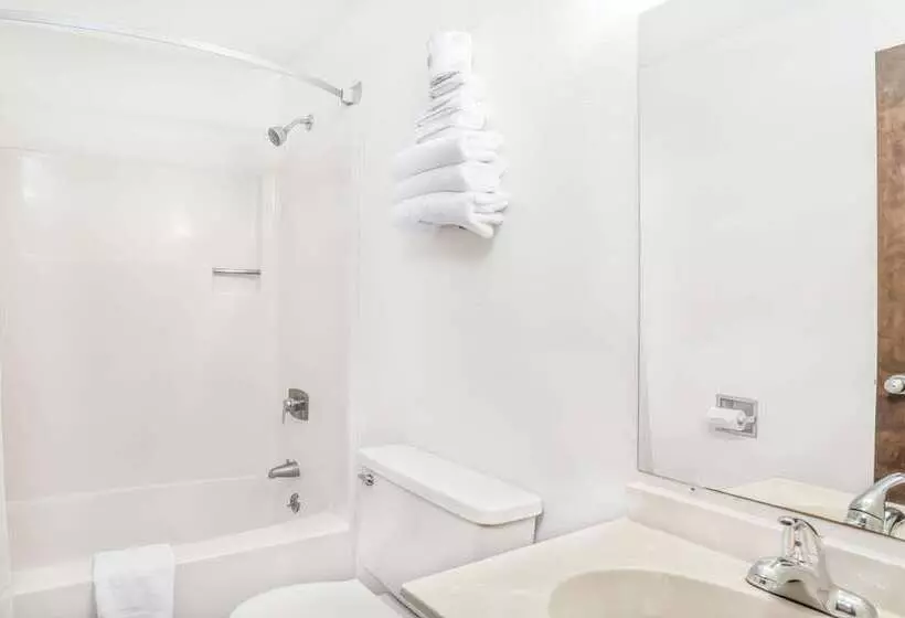 Motel Super 8 By Wyndham Montgomery Maybrook