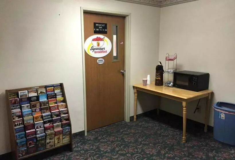 فندق على الطريق Super 8 By Wyndham Willcox