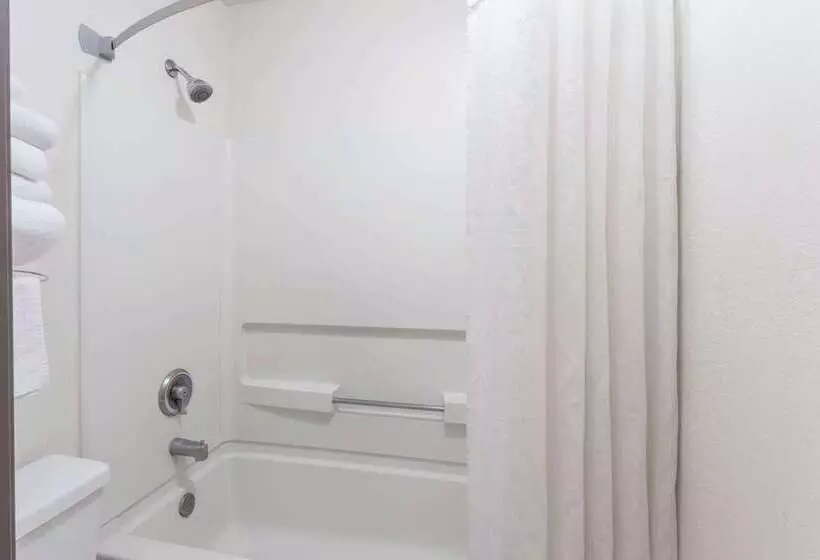 Мотель Super 8 By Wyndham Woodstock