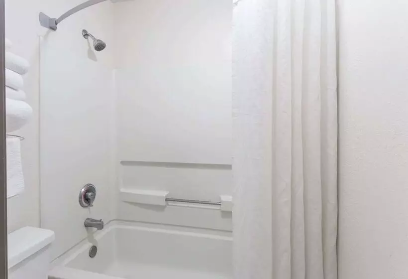 Мотель Super 8 By Wyndham Woodstock