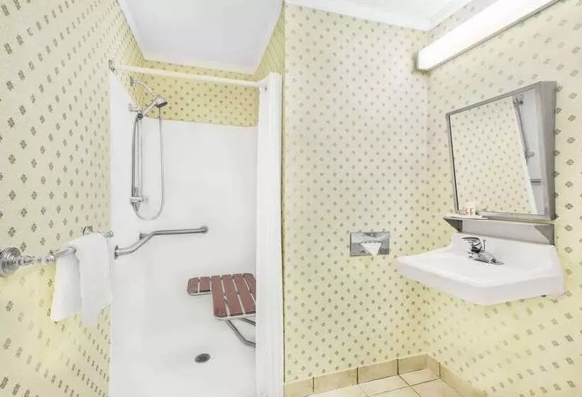 فندق على الطريق Super 8 By Wyndham Maumee Perrysburg Toledo Area