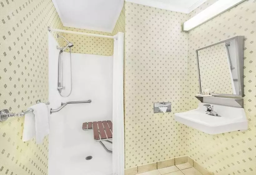 فندق على الطريق Super 8 By Wyndham Maumee Perrysburg Toledo Area