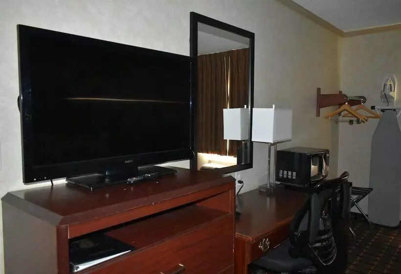 فندق على الطريق Super 8 By Wyndham Maumee Perrysburg Toledo Area