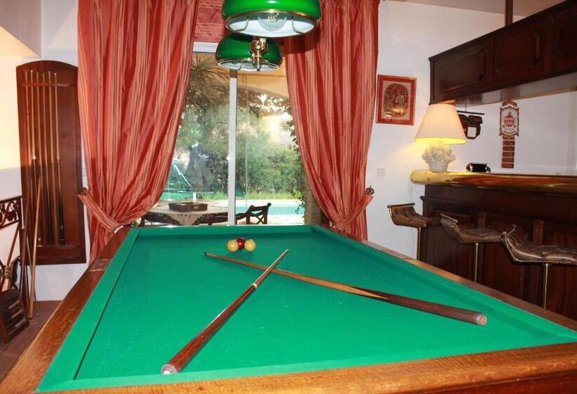 تختخواب و صبحانه La Villa Topi