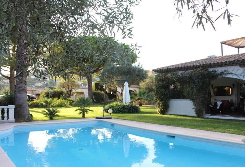 تختخواب و صبحانه La Villa Topi