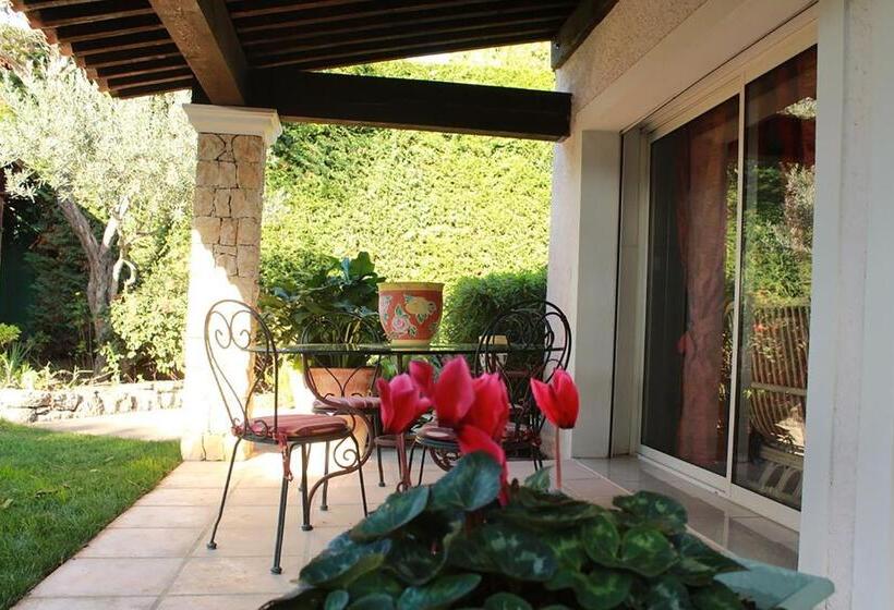 تختخواب و صبحانه La Villa Topi