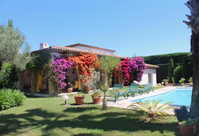 تختخواب و صبحانه La Villa Topi