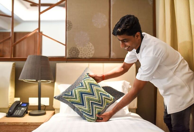 هتل Seasalter Maldives