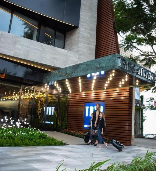 هتل Tryp By Wyndham Santa Cruz