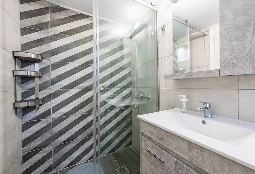 Vibrant Cozy Flat Near The Metro