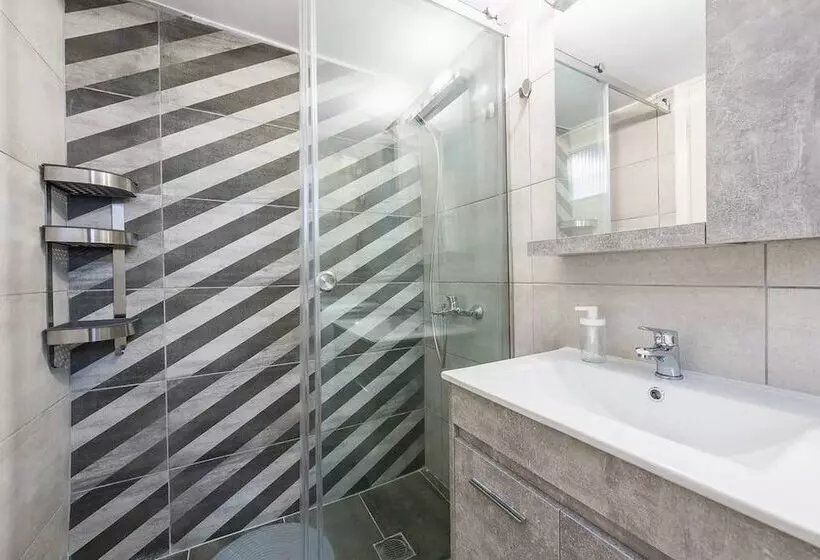 Vibrant Cozy Flat Near The Metro