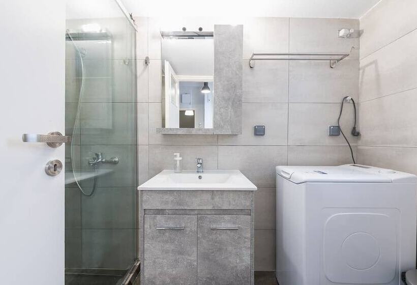 Vibrant Cozy Flat Near The Metro