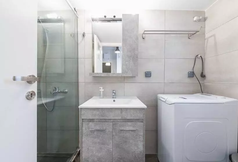 Vibrant Cozy Flat Near The Metro