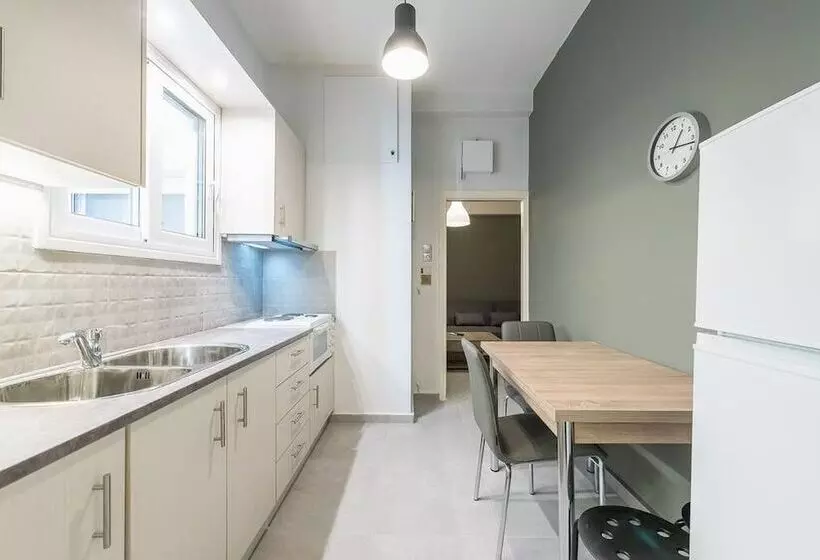 Vibrant Cozy Flat Near The Metro