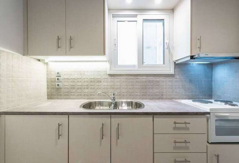 Vibrant Cozy Flat Near The Metro