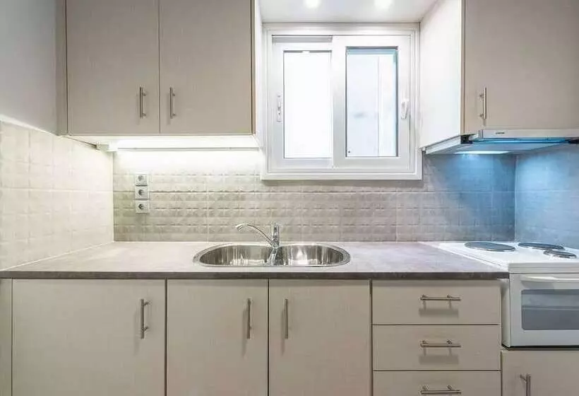 Vibrant Cozy Flat Near The Metro