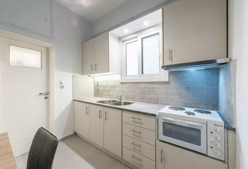 Vibrant Cozy Flat Near The Metro