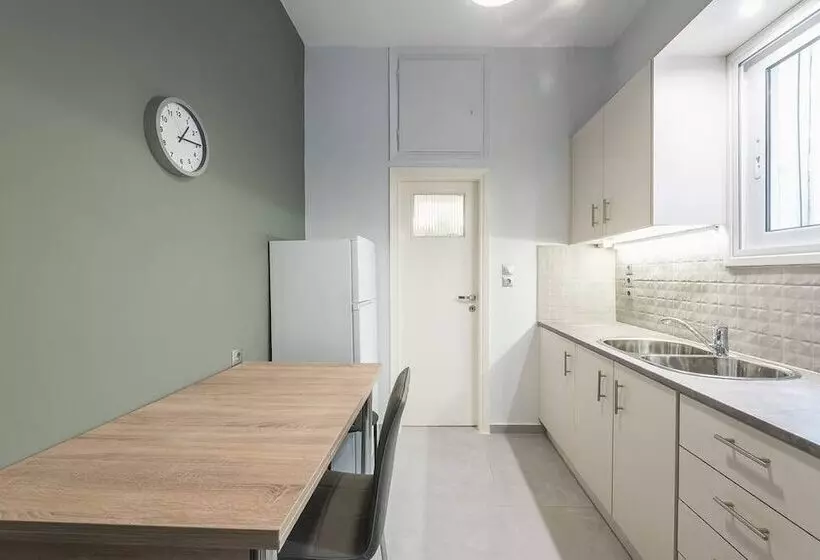 Vibrant Cozy Flat Near The Metro