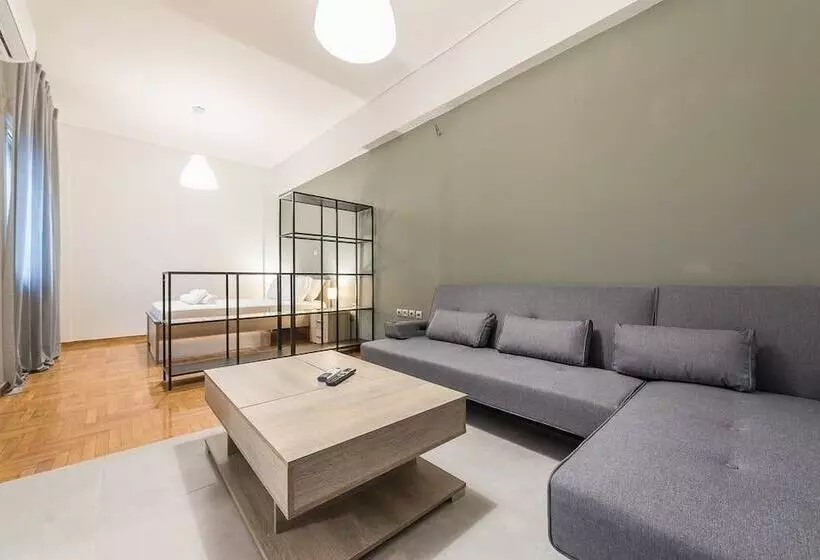 Vibrant Cozy Flat Near The Metro