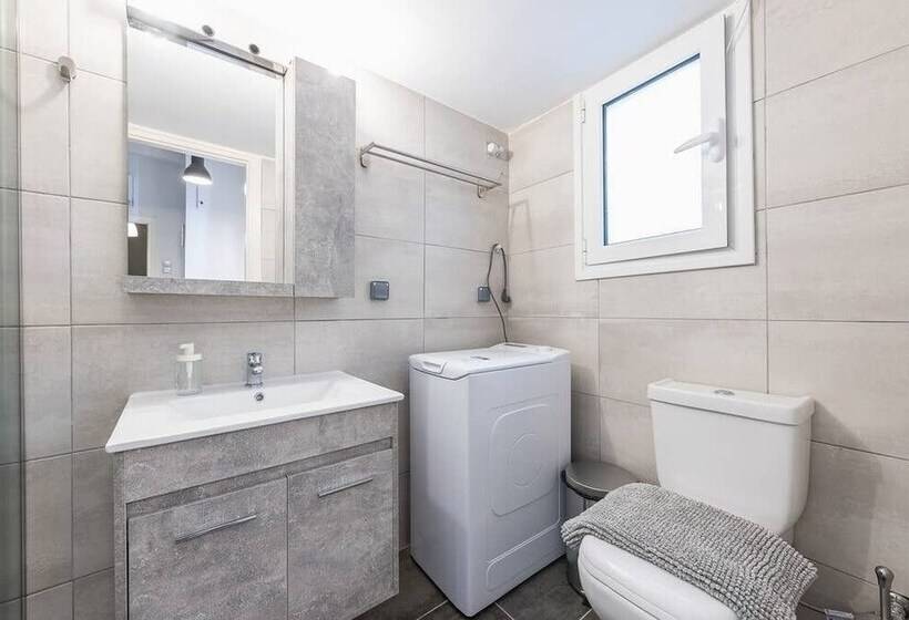 Vibrant Cozy Flat Near The Metro