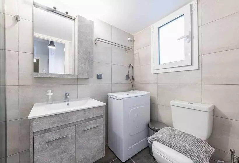 Vibrant Cozy Flat Near The Metro