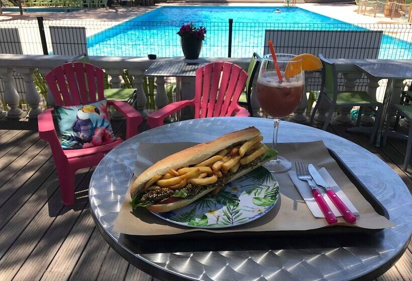 בית מלון כפרי La Pierre Verte Camping Village