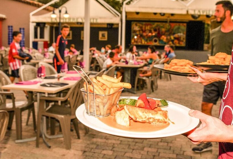 בית מלון כפרי La Pierre Verte Camping Village