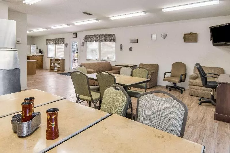 Hotelli Americas Best Value Inn Baird