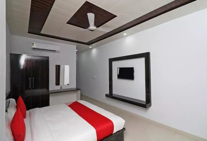 Vaccinated Staff - Capital O 36090 Hotel Sathyarth