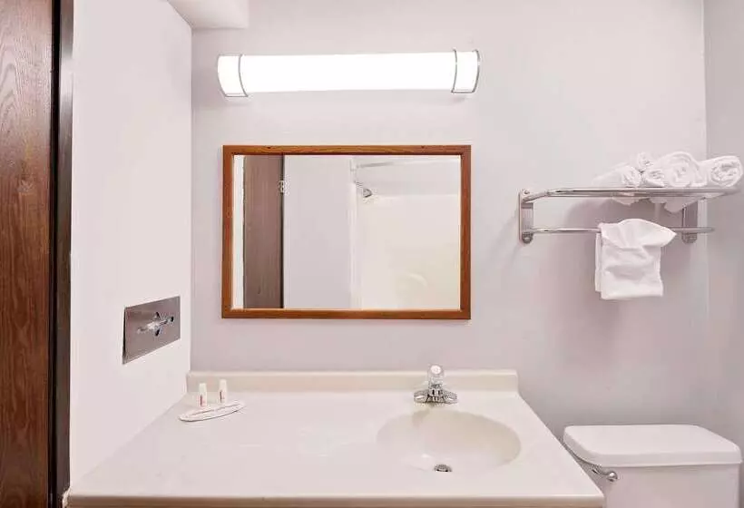 هتل Super 8 By Wyndham Fayetteville