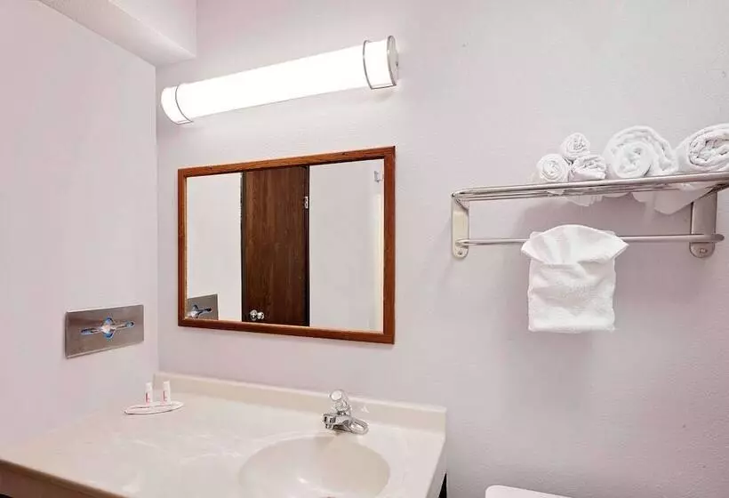 هتل Super 8 By Wyndham Fayetteville