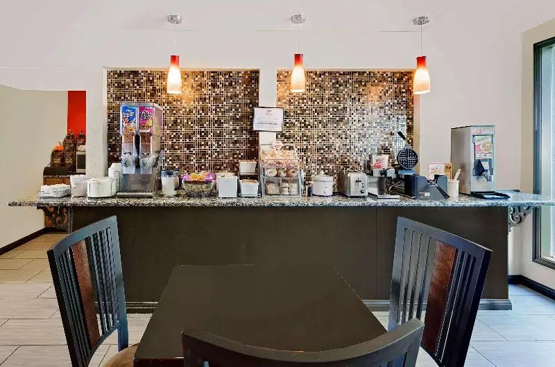 هتل Super 8 By Wyndham Fayetteville