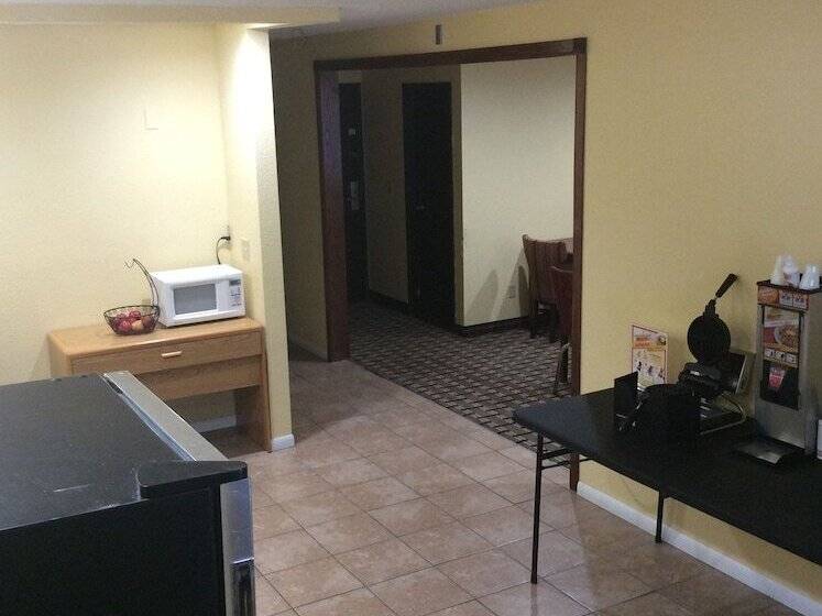 فندق على الطريق Rodeway Inn