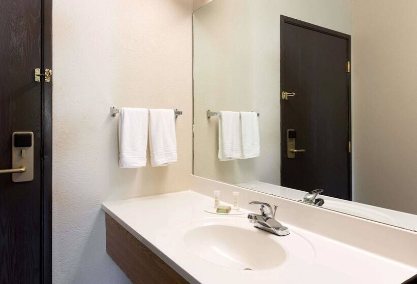 汽车旅馆  Super 8 By Wyndham Radcliff Ft. Knox Area