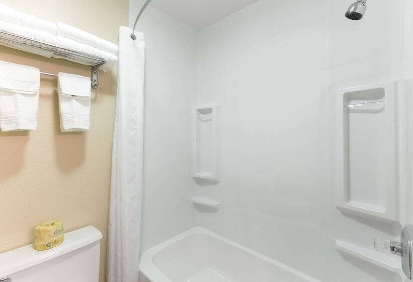 汽车旅馆  Super 8 By Wyndham Radcliff Ft. Knox Area