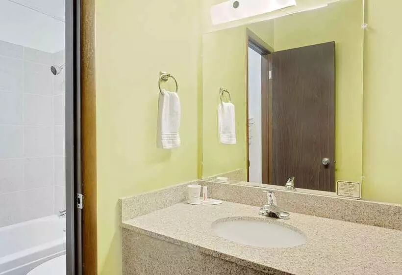 مُتل Super 8 By Wyndham Sturgeon Bay