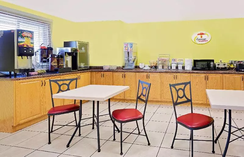 مُتل Super 8 By Wyndham Sturgeon Bay