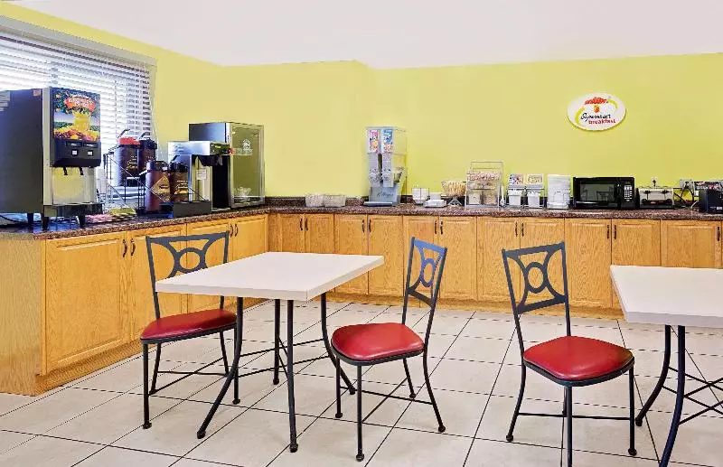 مُتل Super 8 By Wyndham Sturgeon Bay