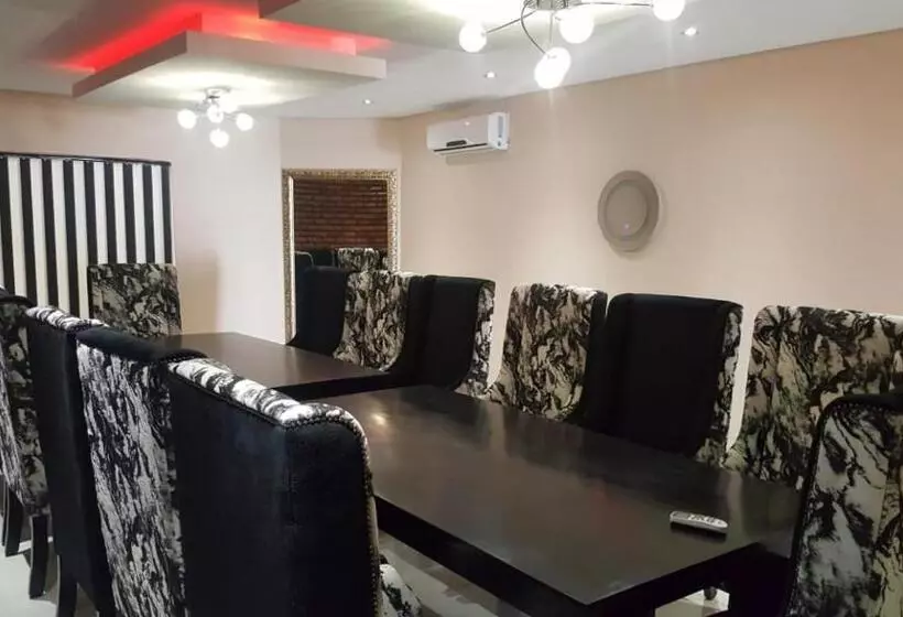 پانسیون Savannah Guest House