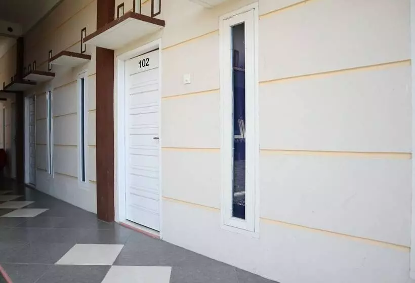 Retkeilymaja Delima Guest House Syariah By Oyo Rooms