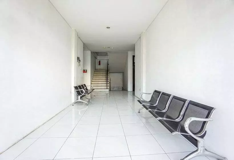ユースホステル Edward Residence Malalayang By Oyo Rooms