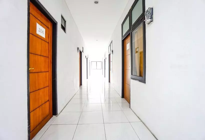 ユースホステル Edward Residence Malalayang By Oyo Rooms