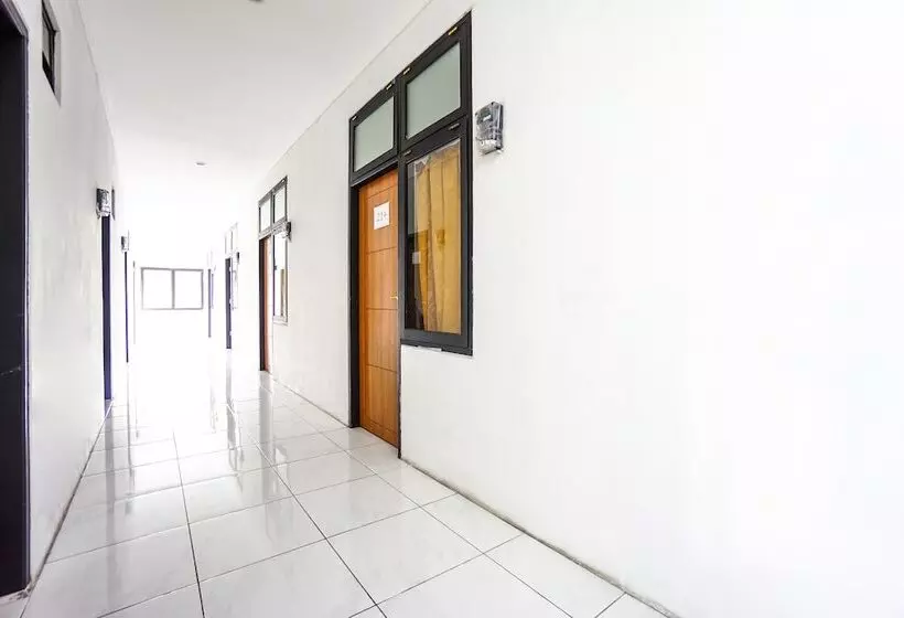 ユースホステル Edward Residence Malalayang By Oyo Rooms