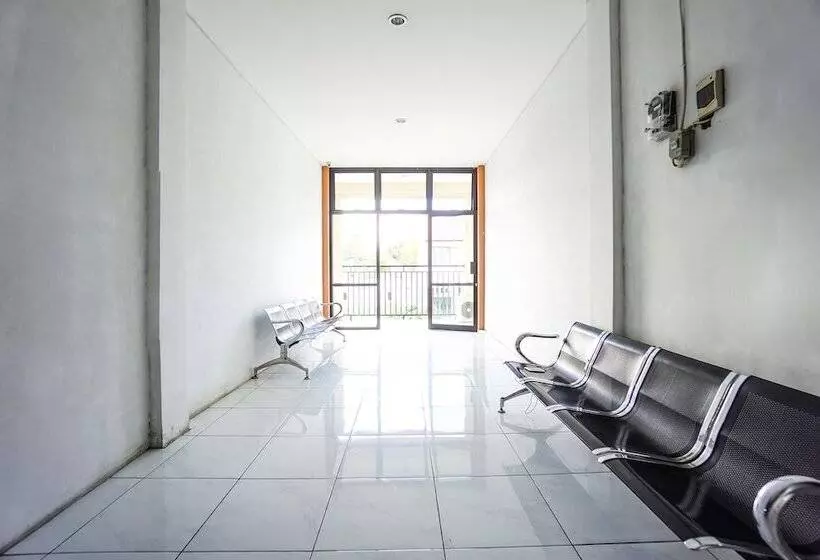 ユースホステル Edward Residence Malalayang By Oyo Rooms