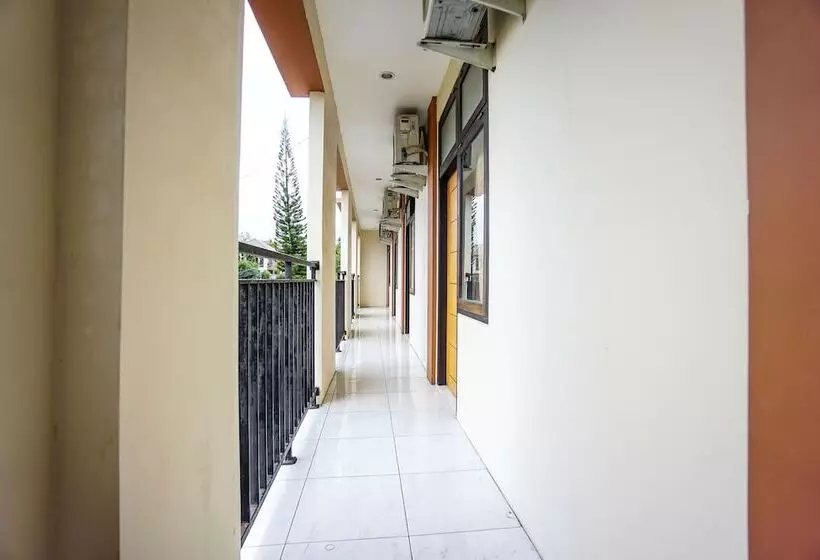 ユースホステル Edward Residence Malalayang By Oyo Rooms