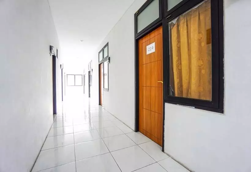 ユースホステル Edward Residence Malalayang By Oyo Rooms