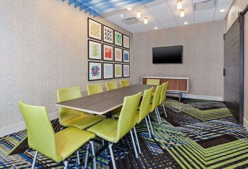 Отель Holiday Inn Express & Suites   Grand Rapids Airport   South, An Ihg