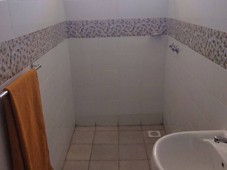 هتل Isiolo Transit