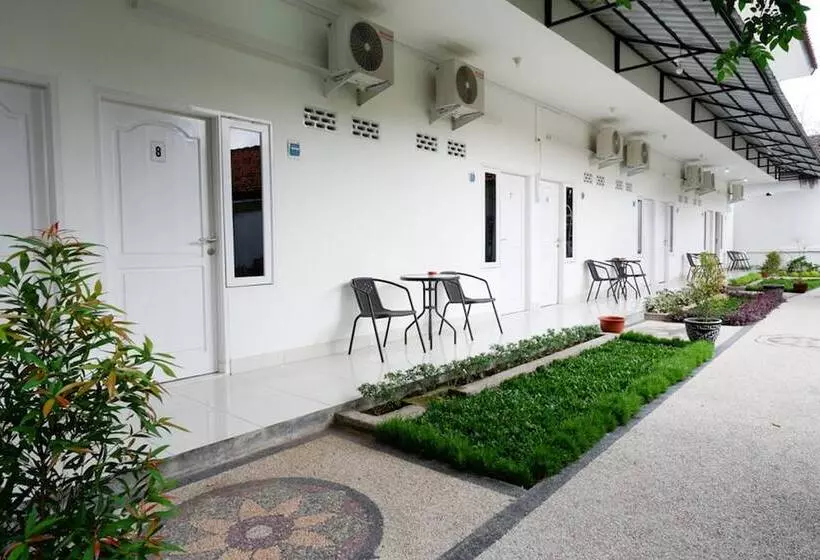 ホテル Reddoorz Near Mataram University